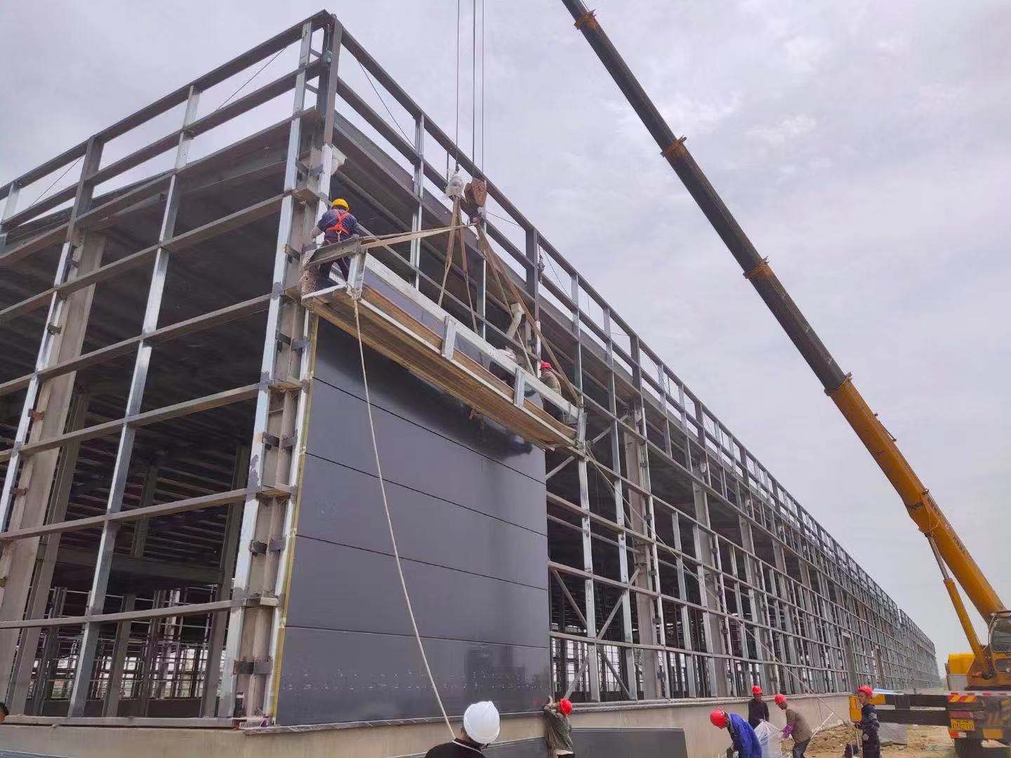 做廠房，為什么一定推薦你用聚氨酯側(cè)封巖棉板